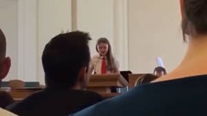 十二岁的女孩在教堂出来，但被要求坐下来