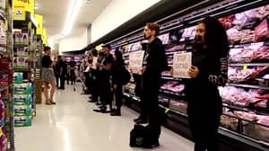 素食主义者抗议者风暴超市并试图阻止客户购买肉类