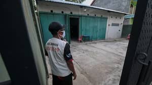 印尼新冠肺炎检疫人员被锁在“鬼屋”里