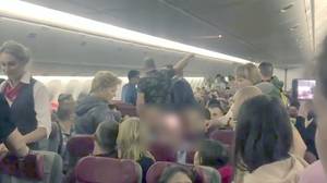乘客试图打开飞机门后，醉酒的男人在保存电影中包裹