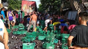 当地人乐队在一起帮助在菲律宾清理啤酒瓶灾难