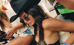 Kynie Jenner在Coachella Snapchats后，Kendall Jenner的被刺入的乳头去了病毒