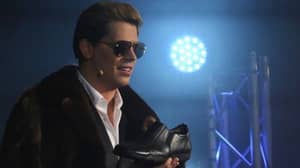 在澳大利亚的Milo Yiannopoulos扔鞋子，在拍卖会上以$ 2,100的价格获取