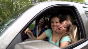 连同双胞胎姐妹解释了他们如何开车