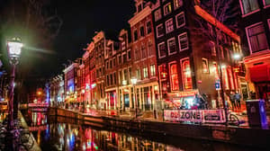阿姆斯特丹考虑了50欧元的护照和镇外的“色情区”为游客