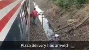LAD送货司机给困在停滞列车上的饥饿乘客送披萨