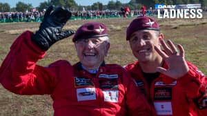 97岁的老兵，在第二次世界大战结束75年后，跳伞降落在荷兰城市上空