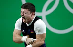 亚美尼亚举重者的手臂在Rio Olympics竞争时抢夺