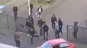 在荷兰，学生们用书包抵挡持刀袭击者
