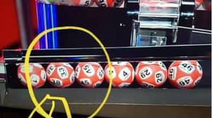 人们认为这个彩票球上有两个不同的数字