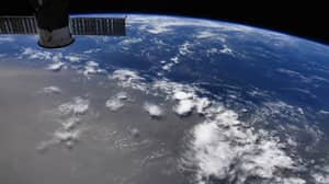 NASA宇航员显示大量的灰尘羽流散布在全球
