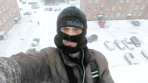 俄罗斯登山者在冻结到屋顶边缘后死亡