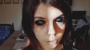 女人在痛苦的眼睛纹身后蒙蔽了双眼