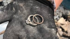 野火烧毁地面后，夫妇在他们家的灰烬中找到结婚戒指