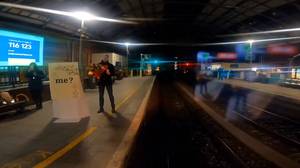 一名男子向驶进都柏林车站的女友求婚