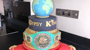 Tyson Fury的妻子让他惊讶地与大规模的WBC冠军庆典蛋糕