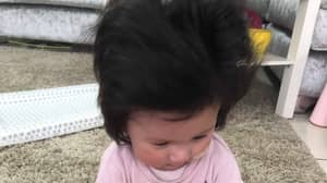 英国“毛发最多的宝宝”在四个月大的时候每晚都需要吹干