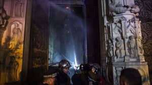 图片揭示了巴黎圣母院大教堂内部的破坏程度