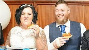 夫妇选择巨大的350英镑多米诺骨牌的披萨自助餐，为他们的婚礼当天吃饭
