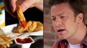 杰米·奥利弗（Jamie Oliver）被一群孩子们抢走了鸡块