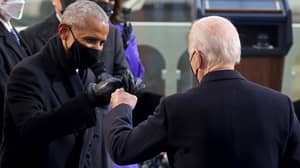 巴拉克奥巴马告诉乔贝登“这是你的时间”，因为他祝贺他成为总统