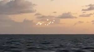 镜头显示“海洋上方神秘的发光灯的”舰队“