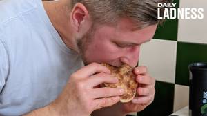 在人跃的挑战期间，男人在43分钟内吃了18张馅饼