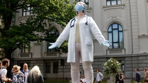 雕像荣誉医疗保健工作者在拉脱维亚揭开了冠状病毒
