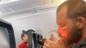 乘客在美国飞行期间灯一支烟