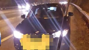 BMW司机被警方停下来驾驶，同时看电影