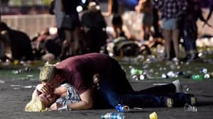 摄影师说，在拉斯维加斯枪击事件中，夫妇在地面上合影