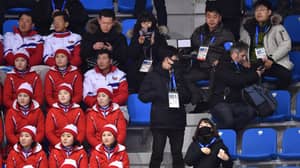 voa慢速英语:朝鲜冬奥会拉拉队时刻受到警卫监视扫描二维码方便学习和方便学习