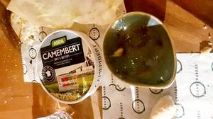 布里斯托尔厨师在为妇女服务13英镑的卡梅蒙德（Camembert）在阿斯达包装中解雇了