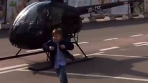 小男孩出于某种原因乘直升机送去上学