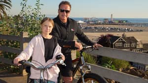 阿诺德·施瓦辛格和“英雄”格里塔·桑伯格一起骑自行车