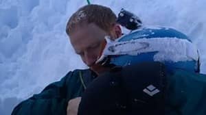 令人难以置信的视频显示时刻爸爸拯救了被埋在雪下的儿子