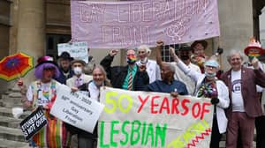 LGBTQ +权利退伍军人沿着伦敦骄傲的路线庆祝50周年