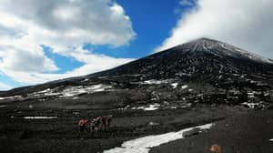 男子被困在欧亚大陆最高的活火山的火山口附近，救援人员无法提供帮助