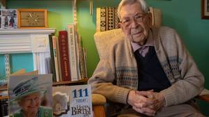 英格兰最古老的男人转过111岁并享有他的长寿的秘密