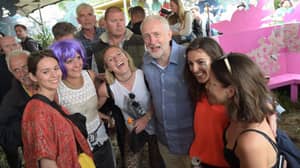 Jeremy Corbyn出现在Glastonbury的舞台上，并为唐纳德特朗普的消息