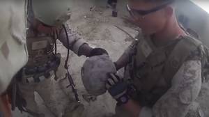 一名海军陆战队士兵在阿富汗战场上被塔利班狙击手头部几英寸的子弹击中，幸存下来