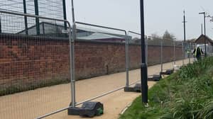 曼彻斯特大学建立围栏来实施锁定措施