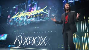 基努·里夫斯（Keanu Reeves）在E3视频游戏博览会上被观众成员hecked着