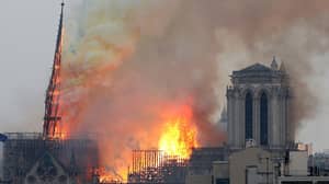 令人心碎的时刻，Notre Dame Cathedral Spire崩溃了