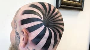 光学幻觉纹身看起来像男人秃头的一个洞
