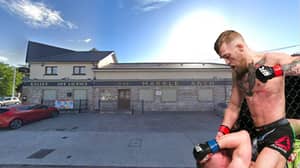 UFC战斗机Conor McGregor在爱尔兰酒吧抓住了拳击老人，用于拒绝自由射击