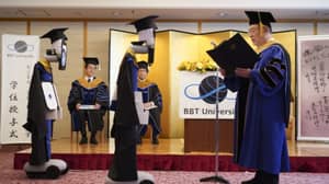 在日本大学使用冠状病毒大流行使用机器人进行毕业典礼