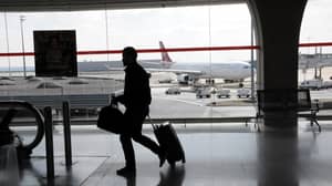 男人用未锁定机场门的包装260,000英镑的袋子