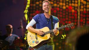 Coldplay对Chester Bennington表现出惊人的致敬