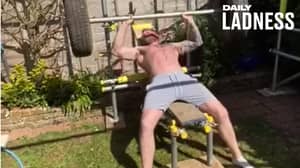 脚手架在男人的花园里建立健身房，所以他可以在锁上期间继续锻炼